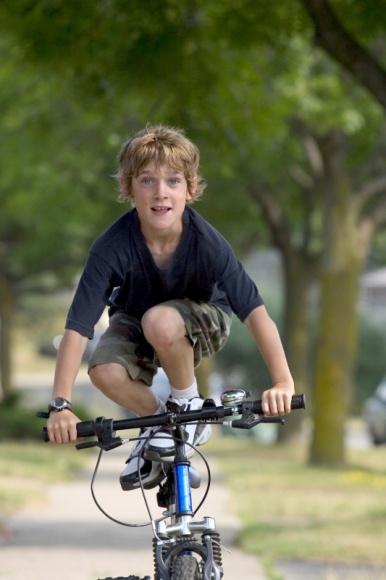 Twoje dziecko trenuje? Sprawdź, czy ruch to zawsze zdrowie Zdrowie, LIFESTYLE - Aktywność fizyczna wzmacnia mięśnie, pomaga w utrzymywaniu prawidłowej postawy ciała, a nawet podnosi odporność. Do tego dla najmłodszych uprawianie sportu, który lubią, to po prostu świetna zabawa. Tylko czy w przypadku maluchów rzeczywiście ćwiczenia mają same plusy?