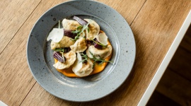 Jesienna dieta, czyli co jeść, aby cieszyć się dobrym samopoczuciem , LIFESTYLE - Jesienią, gdy dni stają się krótsze i chłodniejsze, nasze nawyki żywieniowe ulegają zmianie. Organizm powoli zaczyna przygotowywać się do zimy, przez co domaga się posiłków, które dostarczą mu odpowiedniej dawki kalorii oraz niezbędnych wartości odżywczych.