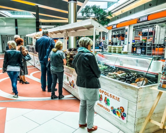 Lokalne specjały na Jarmarku w Porcie Łódź Zdrowie, LIFESTYLE - W najbliższy czwartek, 28 września, w Porcie Łódź pojawią się producenci nieprzetworzonej i zdrowej żywności z małych, rodzinnych gospodarstw. Regionalni wystawcy ze swoją ofertą pozostaną w Centrum do 1 października.
