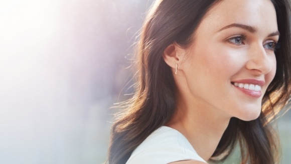 Tylko kontrolne wizyty u dentysty? Szczotkuj zęby jak profesjonalista Zdrowie, LIFESTYLE - Mycie zębów to jedna z najbardziej prozaicznych i rutynowych czynności. Można by sądzić, że po tylu latach praktyki mamy ją opanowaną do perfekcji. Niestety, 99% Polaków w wieku 34-45 lat ma lub miało próchnicę, kamień nazębny lub chorobę dziąseł.