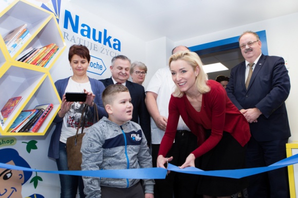 Nauka ratuje życie: Otwarcie edukacyjnej sali podań leków w Rzeszowie Zdrowie, LIFESTYLE - W Klinicznym Szpitalu Wojewódzkim nr 2 im. Św. Jadwigi Królowej w Rzeszowie otwarto edukacyjną salę podań leków, w której mali pacjenci będą mogli korzystać z materiałów poświęconych fascynującym faktom z historii odkryć medycznych.