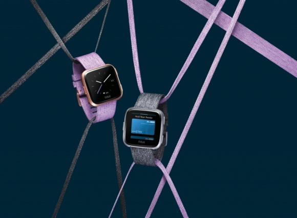 Fitbit wprowadza Fitbit Versa, smartwatch dla każdego Zdrowie, LIFESTYLE - Fitbit Versa to wygodny design i nowy pulpit, który upraszcza dostęp do danych o stanie zdrowia i aktywności. Został wyposażony w Fitbit OS 2.0, który daje możliwość wysyłania szybkich odpowiedzi dla użytkowników Androida, aplikację dla rodziców dostarczoną przez Fitbit Labs.