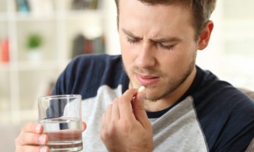 Bierzesz antybiotyk? Zobacz, jaki ma to wpływ na twoją jamę ustną!