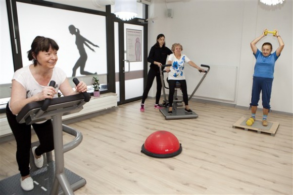 Nic nie jesz i nic nie chudniesz? Może to insulinooporność? Zdrowie, LIFESTYLE - Ileż to razy między nami kobietami prowadziłyśmy tego typu dialogi: „Ćwiczę, jem tylko sałatę, a waga ani drgnie!” Jedną z przyczyn może być insulinooporność.