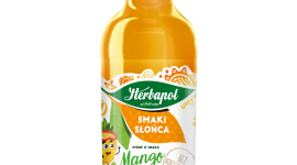Czas na Smaki Słońca! Sezonowe nowości od marki Herbapol-Lublin , LIFESTYLE - Sezon letni zbliża się wielkimi krokami, a wraz z nim radosny czas pełen słonecznych kolorów, owocowych zapachów i soczystych smaków. Z myślą o tych chwilach marka Herbapol przygotowała orzeźwiające połączenia smakowe syropów Smaki Słońca w limitowanej, letniej edycji.