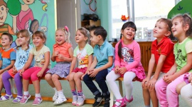 Przedszkole – wyzwanie dla całej rodziny , LIFESTYLE - Stało się! Twoje słodkie maleństwo idzie do przedszkola. To ważny i przełomowy moment w życiu całej rodziny. Koniec ery babć i opiekunek, początek drogi, która zaprowadzi twoje dziecko prosto do dorosłości.