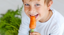 Tadek-niejadek, czyli jak pobudzić apetyt u dziecka , LIFESTYLE - „Zjedz, bo nie urośniesz!” Brzmi znajomo? Eksperci są zgodni, że w takich sytuacjach lepiej nie prosić i nie grozić. Do jedzenia dziecko przekonają zgadywanki lub nawiązania do bajek.