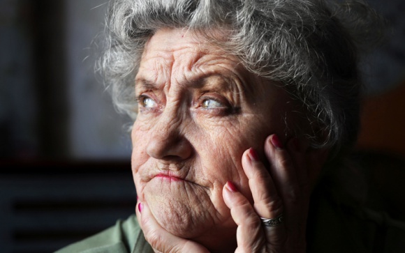 Dziś Światowy Dzień Choroby Alzheimera. Pamiętajmy o chorych i ich opiekunach Zdrowie, LIFESTYLE - „Co 3 sekundy na świecie ktoś dowiaduje się, że cierpi na demencję” – pod takim hasłem obchodzimy w tym roku Światowy Miesiąc Choroby Alzheimera. To dla każdego z nas wyraźny sygnał, że choroby otępienne zbierają coraz większe żniwo.