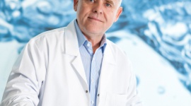 Efekt Angeliny Jolie, czyli profilaktyczne usunięcie piersi , LIFESTYLE - Świat usłyszał o profilaktycznej mastektomii kilka lat temu, za sprawą publicznego wyznania Angeliny Jolie. Teraz na zabieg decyduje się coraz więcej kobiet. Mamy do czynienia z chwilowym trendem czy może wyjątkowo skuteczną możliwością profilaktyki nowotworowej?