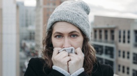 Dlaczego warto leczyć suchy kaszel , LIFESTYLE - Przeziębienie skończyło się już jakiś czas temu, a ciebie ciągle męczy kaszel? Nie masz żadnych niepokojących objawów, tylko pokasłujesz od czasu do czasu? Zastanawiasz się – leczyć czy nie leczyć? Czekać, aż samo przejdzie? Co robić w takiej sytuacji?