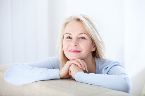 Jak rozpoznać pierwsze objawy menopauzy i jak sobie z nimi radzić Zdrowie, LIFESTYLE - Nieregularne miesiączkowanie, towarzyszące mu krótkotrwałe uderzenia gorąca, zmiany nastroju, kłopoty ze snem. To pierwsze sygnały, że w organizmie kobiety zaczynają zachodzić zmiany, rozpoczynające okres przekwitania.
