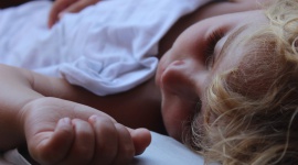 Maluszek choruje – rodzinie czasu brakuje , LIFESTYLE - Zima mija i wydawać się może, że najgorsze mamy za sobą. Niestety, przełom przedwiośnie to czas, kiedy osłabiony zimą organizm dziecka jest bardziej podatny na przeziębienia.