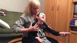 Natalka i Hubert potrzebują specjalistycznej rehabilitacji. Wesprzyj ich! , LIFESTYLE - Hubert ma 12 lat i od urodzenia choruje na padaczkę lekooporną. Praktycznie całe swoje życie spędza w łóżku. 3-letnia Natalka dopiero od niedawna nauczyła się samodzielnie trzymać główkę. Rzadka genetyczna choroba uniemożliwia jej normalny rozwój.