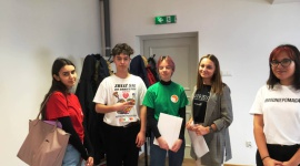 KORONAWIRUS. Szkolni wolontariusze gotowi do pomocy , LIFESTYLE - Wolontariusze ze szkolnego koła wolontariatu Zespołu Szkół Społecznych Fundacji Edukacji „Fabryczna 10” organizują się, by pomagać osobom potrzebującym także w trudnych czasach epidemii. I są gotowi wspierać ich na różne sposoby.