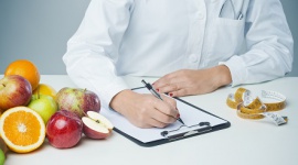 Sok a fruktoza – czy jest się czego bać? , LIFESTYLE - Obecne zainteresowanie fruktozą związane jest m.in. z globalnym problemem otyłości i kwestią nadmiernego spożycia cukrów. Czy istnieje jednak związek pomiędzy wzrostem masy ciała lub ryzykiem wystąpienia cukrzycy, a spożywaniem soku owocowego, który zawiera fruktozę?