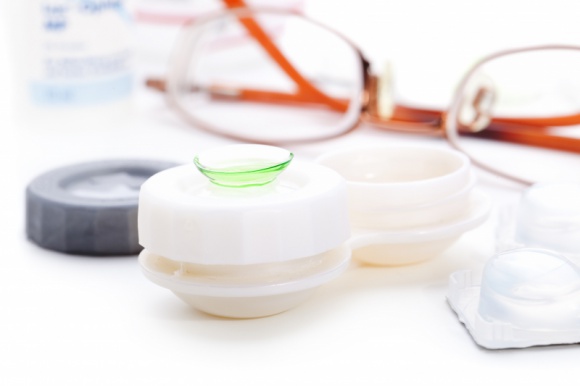Nieśmiertelne okulary, coraz popularniejsze soczewki Zdrowie, LIFESTYLE - Co drugi Polak nosi okulary. Zazwyczaj ma tylko jedną parę, którą kupił w salonie optycznym. Rośnie też liczba zwolenników soczewek kontaktowych, także wśród mężczyzn. Najczęściej kupujemy je w Internecie i średnio wydajemy na nie 80 zł miesięcznie.