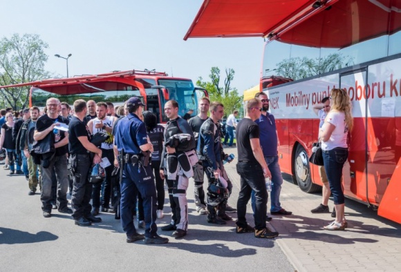 Niedobory krwi we Wrocławiu. Przyjdź na ostatnią wakacyjną zbiórkę Zdrowie, LIFESTYLE - Krew we Wrocławiu mocno poszukiwana. Regionalne Centrum Krwiodawstwa i Krwiolecznictwa apeluje do wrocławian, by oddawali krew. Ostatnia wakacyjna zbiórka już w najbliższą sobotę.