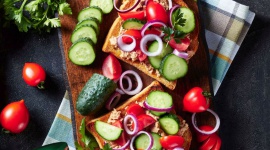 Dietetyk radzi: Co jeść w okresie letnim? , LIFESTYLE - W lecie organizm domaga się lekkiego żywienia, opierającego się na warzywach i owocach, które obfitują w witaminy i składniki mineralne, obecne przede wszystkim w produktach sezonowych.