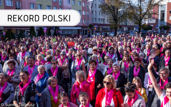 W Stargardzie padł Rekord Polski na najwięcej osób z różową wstążką! Zdrowie, LIFESTYLE - Październik to symboliczny miesiąc walki z rakiem piersi. Z inicjatywy Stowarzyszenia Amazonek “Stokrotka” w Stargardzie podjęto oficjalną próbę ustanowienia Rekordu Polski na najwięcej osób z różową wstążką – która jest symbolem walki z rakiem piersi. Padł rekord 944 osoby!