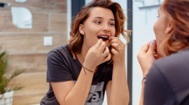 70% Polaków nie używa nici dentystycznej. Czy mamy problem z higieną jamy ustnej