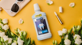 Płukanie jamy ustnej – 4 powody, by wdrażać je każdego dnia! , LIFESTYLE - Płukanie to bardzo ważny element codziennego rytuału higieny jamy ustnej. Szczególnie sprawdza się w sytuacjach, kiedy nie możemy umyć zębów po posiłku – na przykład, po lunchu na mieście.