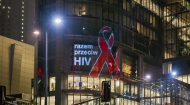 Przejazd czerwonej kokardki ulicami stolicy , LIFESTYLE - Czerwona kokardka na ulicach Warszawy przypomina o HIV