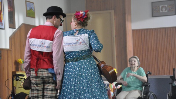Czerwone Noski przynoszą radość seniorom razem z Fundacją TV Puls „Pod Dębem” Zdrowie, LIFESTYLE - Nietypowa akcja społeczna Fundacji TV Puls „Pod Dębem” i Fundacji Czerwone Noski! Organizacje zachęcają do wspierania inicjatywy na rzecz starszych mieszkańców domów pomocy społecznej. Zobacz spot promujący akcję na kanale TV Puls i PULS 2.