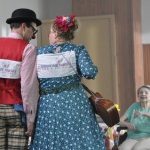 Czerwone Noski przynoszą radość seniorom razem z Fundacją TV Puls „Pod Dębem”