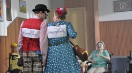 Czerwone Noski przynoszą radość seniorom razem z Fundacją TV Puls „Pod Dębem”