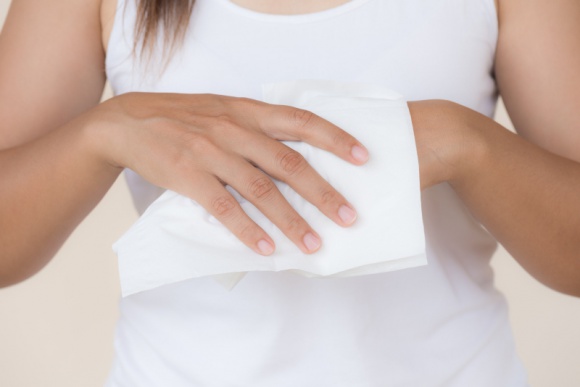 Fakty i mity na temat mycia rąk Zdrowie, LIFESTYLE - Ręce należy myć ciepłą czy zimną wodą? Czy stosowanie środków do dezynfekcji rąk jest tak samo skuteczne, jak mycie ich wodą i mydłem? Waldemar Ferschke, lek.med. epidemiologa, wiceprezes Medisept, wyjaśniania najpowszechniejsze mity dotyczące higieny rąk.