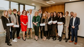 Młode talenty projektują dla LUX MED , LIFESTYLE - Rozstrzygnięto konkurs na projekt fartucha lekarskiego dla lekarzy Grupy LUX MED.