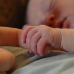 W Polsce rodzi się coraz mniej dzieci. Czy wpływa na to stan polskich porodówek?