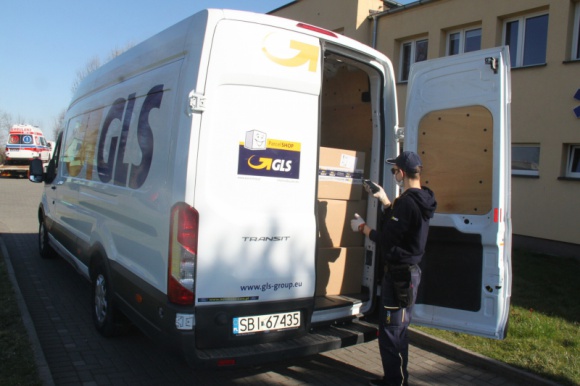 Kurierzy pomagają walczyć z epidemią Zdrowie, LIFESTYLE - Szycie i transport maseczek, wsparcie logistyczne i zapewnienie bezpiecznych opcji doręczenia paczek – tak GLS Poland wspiera walkę z koronawirusem. Angażują się pracownicy i kurierzy, którzy mają świadomość, że wzajemna pomoc jest teraz najważniejsza.