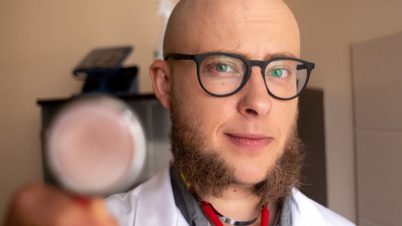 Anoreksja drzemie w genach. Zbliża się Światowy Dzień Walki z Anoreksją Zdrowie, LIFESTYLE - – Anoreksja to choroba bardzo czuła na płeć – mówi psychodietetyk Mikołaj Choroszyński. – Nawet 96 proc. chorujących to kobiety, u których choroba ujawniła się w trakcie dojrzewania. Na anoreksję choruje się całe życie, nie można się z niej całkowicie wyleczyć.