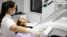 Ciemny ząb po leczeniu kanałowym - Czy można go rozjaśnić? , LIFESTYLE - Czarny, siny, brązowy, żółty – taki kolor może przybrać ząb, który był w leczony kanałowo. Ta nieestetyczna zmiana barwy zęba ma duży wpływ na wygląd całego uzębienia. Nierzadko jest powodem dyskomfortu i zawstydzenia.