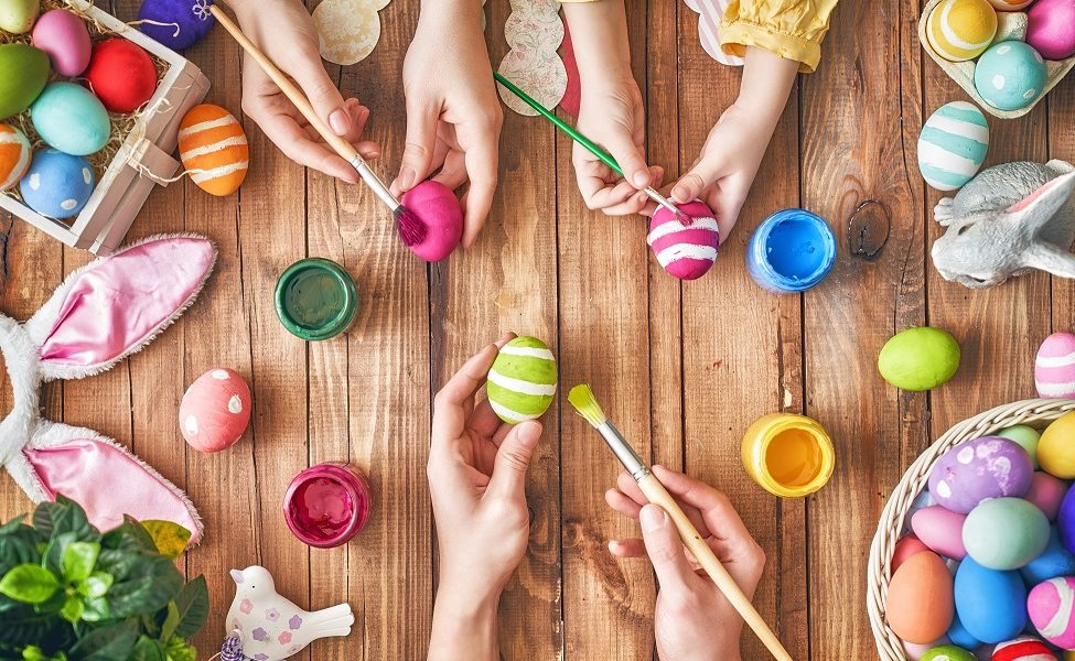 Wielkanoc w nowoczesnym stylu, czyli jak przygotować nieco lżejsze święta bez wychodzenia z domu Zdjecie2_zrodlo_Shutterstock Mazurki, babki, jajka i kolorowe pisanki to synonim nadchodzących dni – Wielkanoc w nowoczesnym stylu, czyli jak przygotować nieco lżejsze święta bez wychodzenia z domu