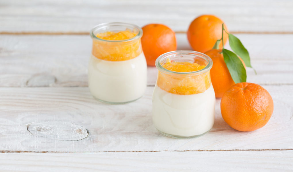 Mandarynkowa-panna-cotta-scaled Gdy na dworze upał, nie włączaj piekarnika – trzy obłędne desery, które przygotujesz na zimno