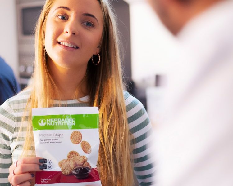 Protein-chips_Herbalife-Nutrition2 Rozpocznij lato od lekkiego pomysłu na przekąskę! Nowe chipsy proteinowe na bazie grochu.