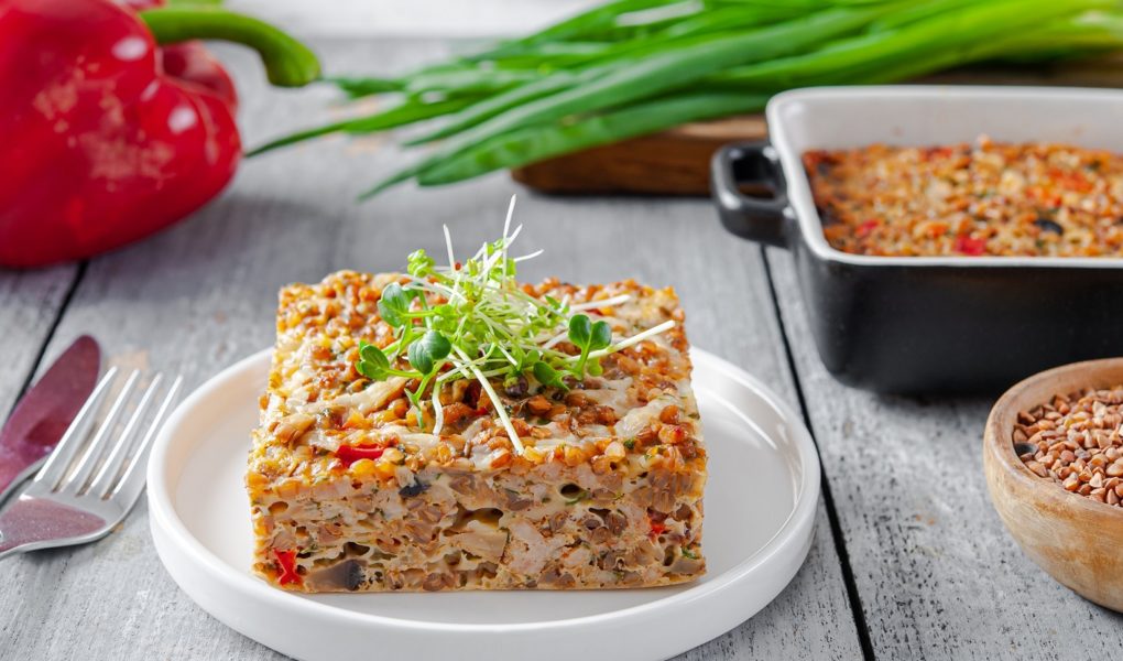 Zapiekanka-gryczana-z-indykiem-papryka-i-pieczarkami Letnie inspiracje na dania z kaszą