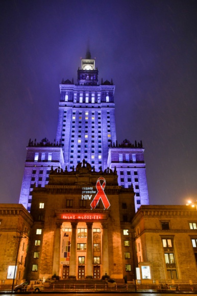 Coraz więcej przypadków AIDS, jak na początku epidemii Zdrowie, LIFESTYLE - W Polsce rośnie grupa osób HIV+, które trafiają do szpitali za późno, często z objawami AIDS. Spada odsetek osób testujących się w kierunku zakażenia HIV. A przecież coraz lepszy jest u nas dostęp do terapii, a z wirusem można normalnie żyć.