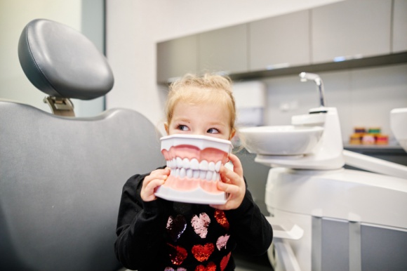 Dentyści z Warszawy pomogą rodzicom przygotować dzieci do pierwszej wizyty Zdrowie, LIFESTYLE - Do dentysty z uśmiechem. Wizyta u stomatologa już nie będzie wyzwaniem, a przyjemnością. Nowe centrum Medicover Stomatologia w Wilanowie.