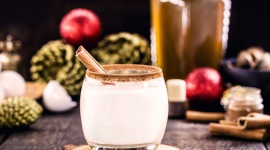 Kawa tworzy święta , LIFESTYLE - Kawa jest wpisana jest w świąteczne tradycje o wiele mocniej niż się w pierwszej chwili może wydawać. W różnych zakątkach świata to kawa wywołuje ducha świąt – zdobiąc mieszkanie, gromadząc członków społeczności czy będąc składnikiem znanych od wieków potraw.