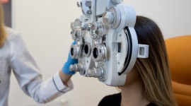 10 najpopularniejszych pytań do…optometrysty , LIFESTYLE - Pacjenci szukają informacji – okulista czy optometrysta, czym jest ortokorekcja, jak dobrać soczewki korekcyjne. Na często zadawane pytania odpowiada ekspert-optometrysta z Medicover Optyk.
